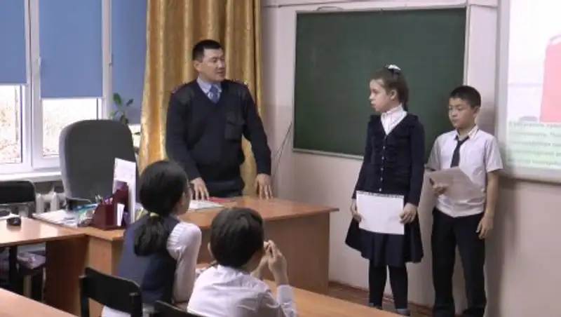 Ювенальные полицейские Алматы вживаются в роль зайчиков и играют в "веселые старты"