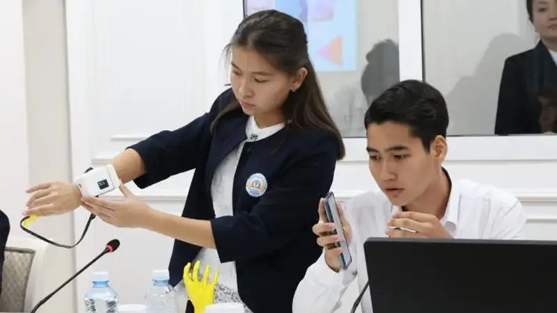 Часы, определяющие признаки инфаркта и инсульта, разработали школьники Тараза