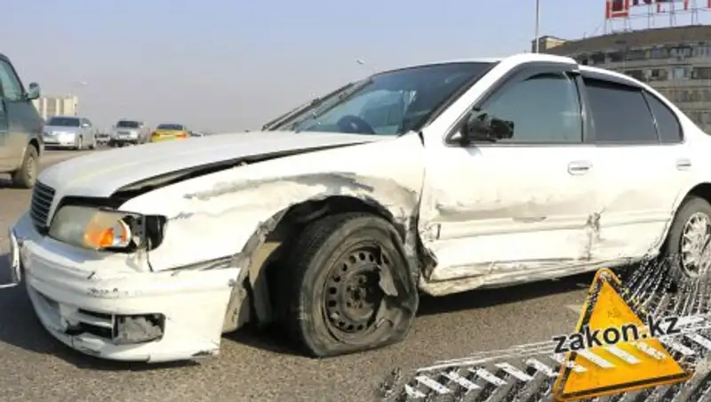 В Алматы Daewoo выехала на встречку и лишилась колеса