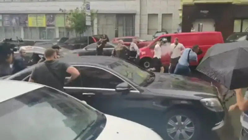 После допроса на Порошенко напали