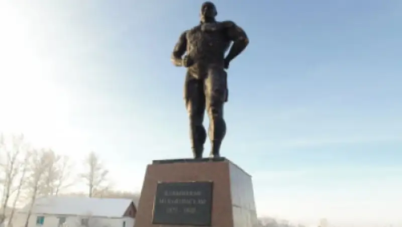 В пригороде Астаны установили памятник Кажимукану Мунайтпасову