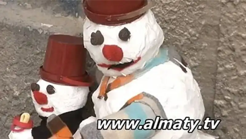 Алматинка украсила двор снеговиками из мусора