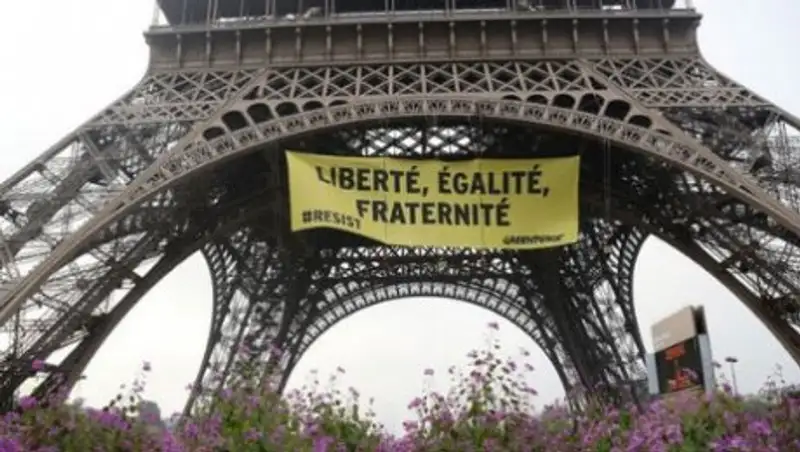 В Париже задержали трех членов Greenpeace после акции на Эйфелевой башне