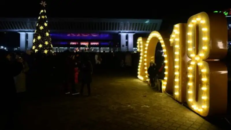 Как в Алматы зажгли новогодние елки