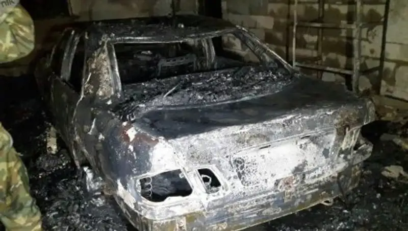 Два автомобиля сгорели при пожаре на СТО в Алматы 