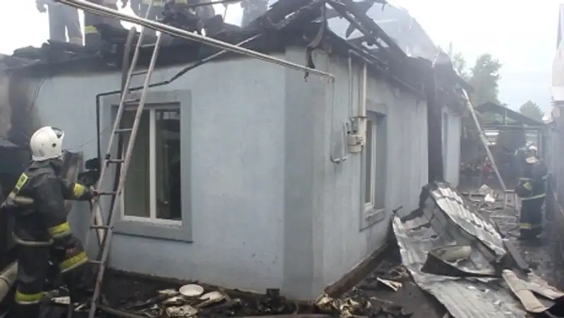 Полицейские Алматы спасли из сгоревшего дотла дома двух человек