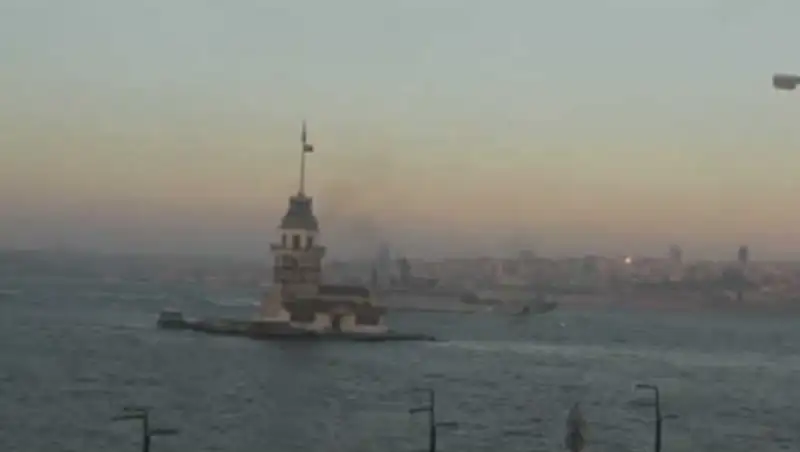 Турецкая подлодка сопроводила российский военный корабль в Босфоре