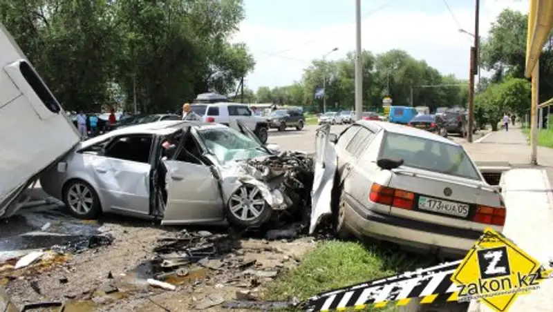 Страшная массовая авария произошла на пр.Суюнбая в Алматы