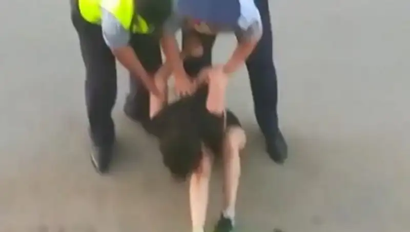 Подравшихся в Павлодаре девушек сняли на видео