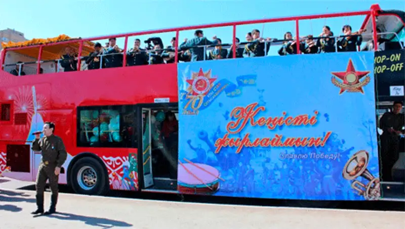 Военные музыканты приготовили сюрприз астанчанам - проехали с концертом по улицам города