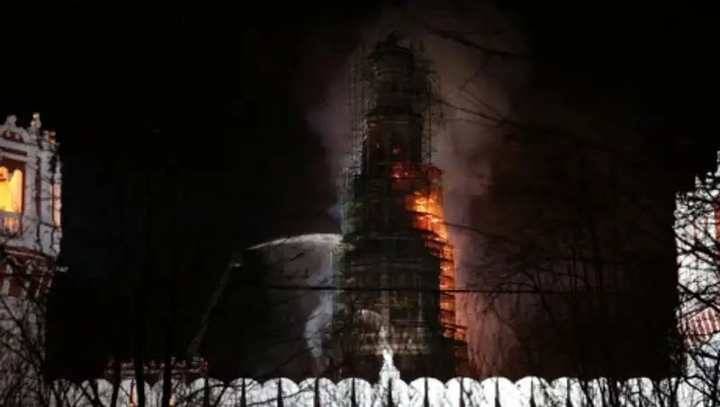 Пожар на колокольне Новодевичьего монастыря потушен