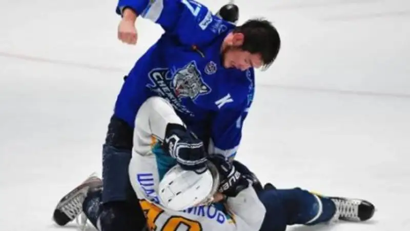 В Астане молодые хоккеисты устроили драку