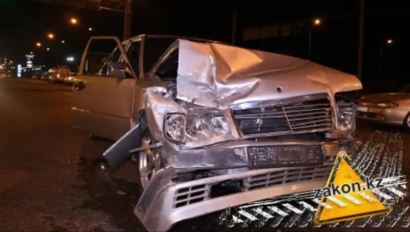 В Алматы перекресток не поделили водители Mercedes и Hyundai