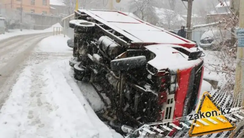 Снегопад в Алматы - грузовик лег на бок