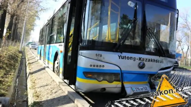 Автобус и пять авто: подробности массового ДТП на Аль-Фараби в Алматы