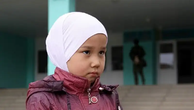 В г.Аксай ЗКО отец уже 2 год добивается, чтобы его дочь пустили в школу в платке
