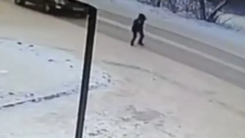 Камеры засняли как парень бросился под машину из-за ссоры с девушкой