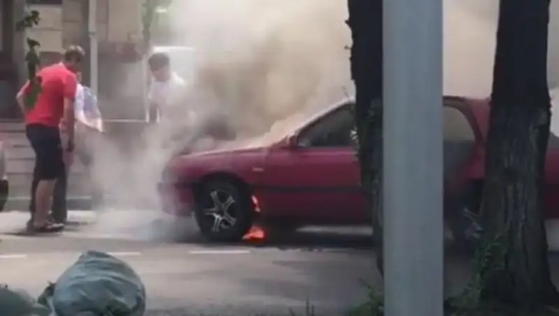 Кадры пылающего в Алматы авто появилось в соцсети