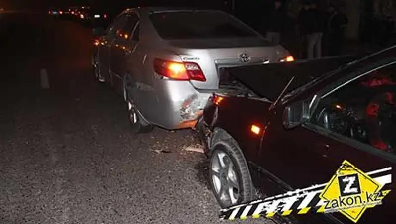 В Алматы водитель Фольксвагена врезался в Тойоту, сбившую пешехода