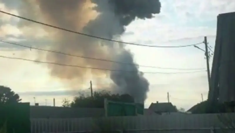 Взрывы на горящем военном складе под Ачинском утихли