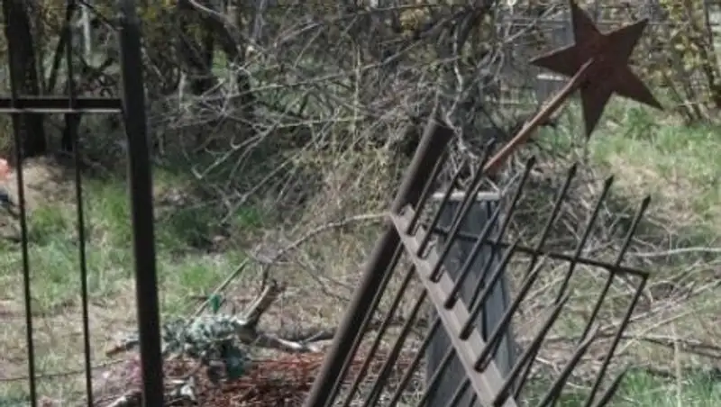 На сельского акима в ЗКО подали в суд за оскверненную могилу