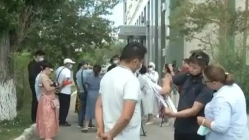 Десятки дольщиков из Актобе требуют проведения проверки в их новостройке