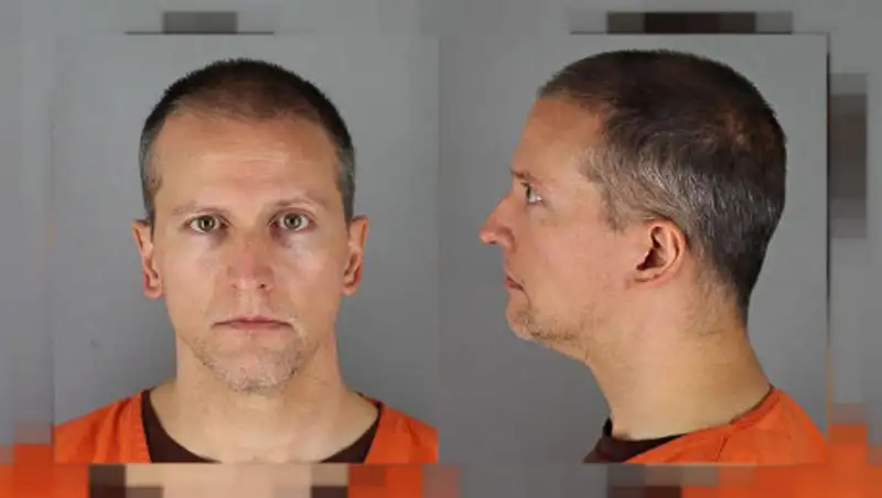 Темнокожих тюремных служащих отстранили от охраны полицейского, задержавшего Флойда