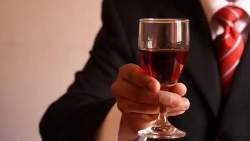 Казахстанским чиновникам запретили пить на свадьбах