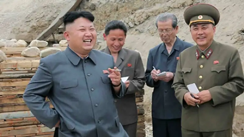 В КНДР чиновникам запретили курить импортные сигареты