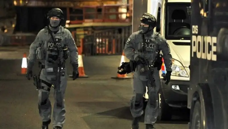 Полиция Лондона взорвала автомобиль, брошенный неизвестными в центре города