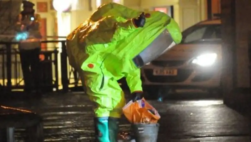 СМИ: флакон с «Новичком» в Британию перевезла женщина