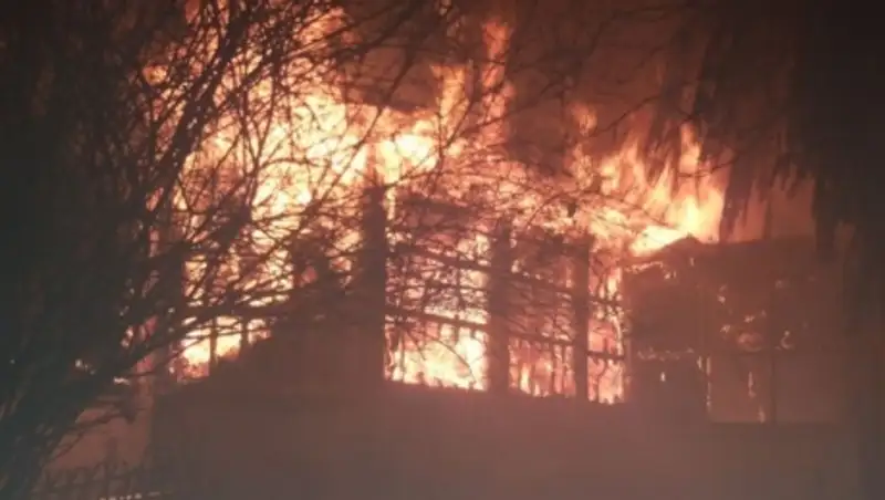 Несколько факторов послужили причиной долгой ликвидации крупного пожара в Алматы