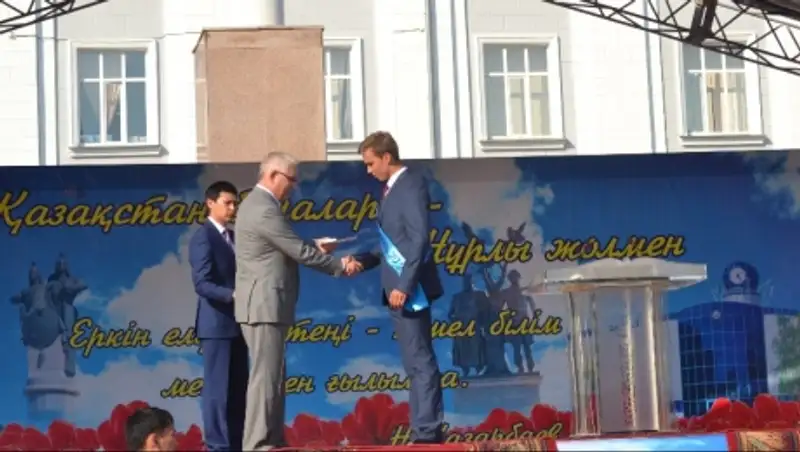 Аким СКО вручил денежные премии лучшим выпускникам школ