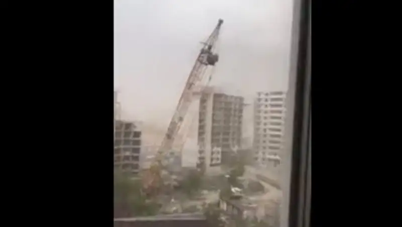 Ветер уронил строительный кран в Астане
