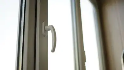 Школьные светильники и пластиковые окна пытались продать в Алматинской области, фото - Новости Zakon.kz от 22.07.2022 20:43