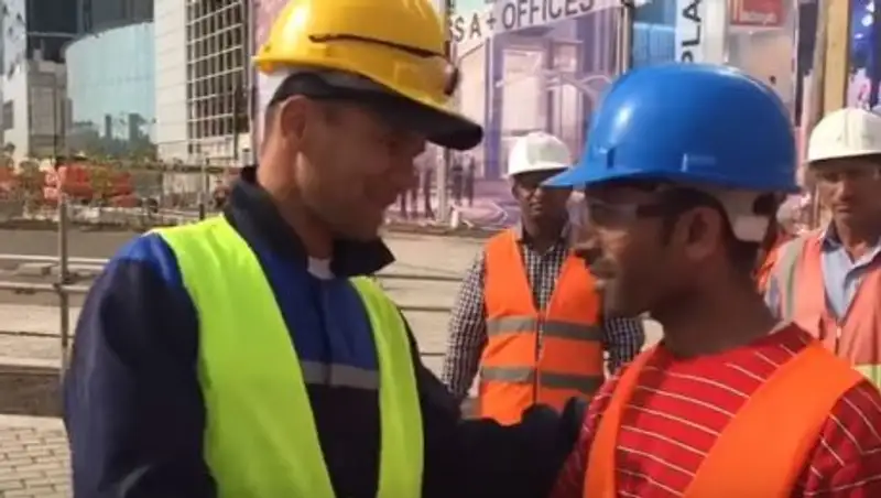 Дружеское рукопожатие: строители Абу-Даби Плаза помирились