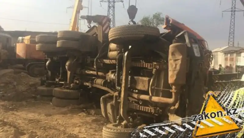 В Алматы подъемный кран рухнул в яму