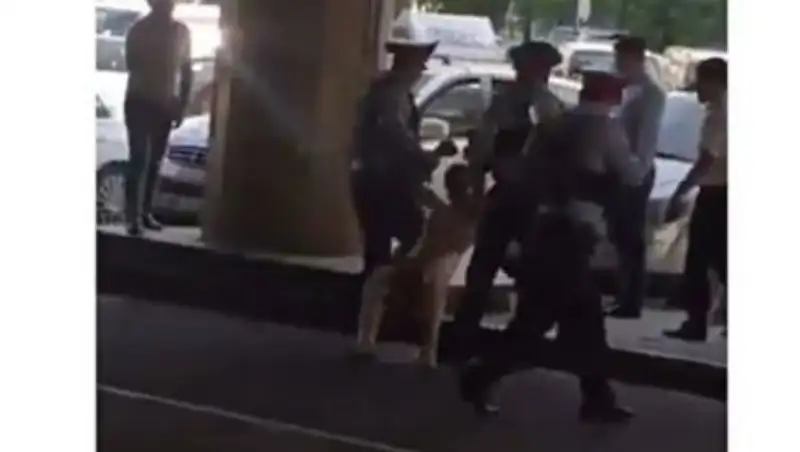 Голого мужчину задержали в алматинском аэропорту