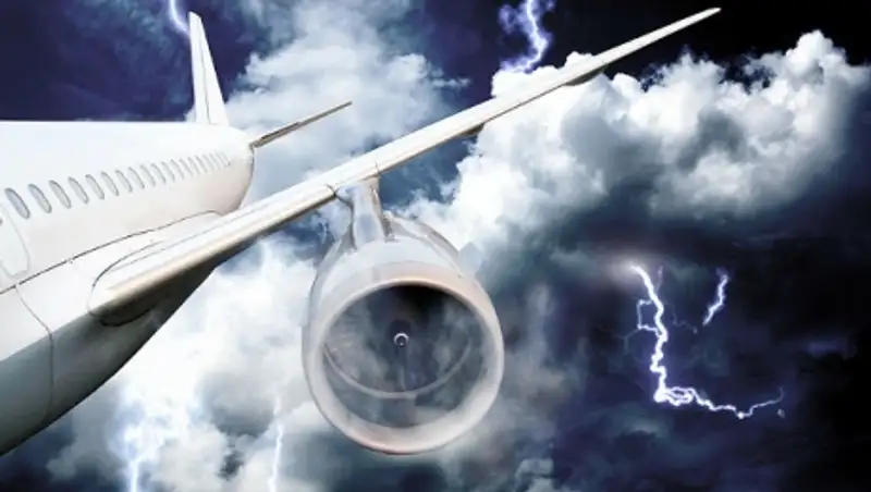 В летевший из Сочи в Москву самолет «Трансаэро» ударила молния