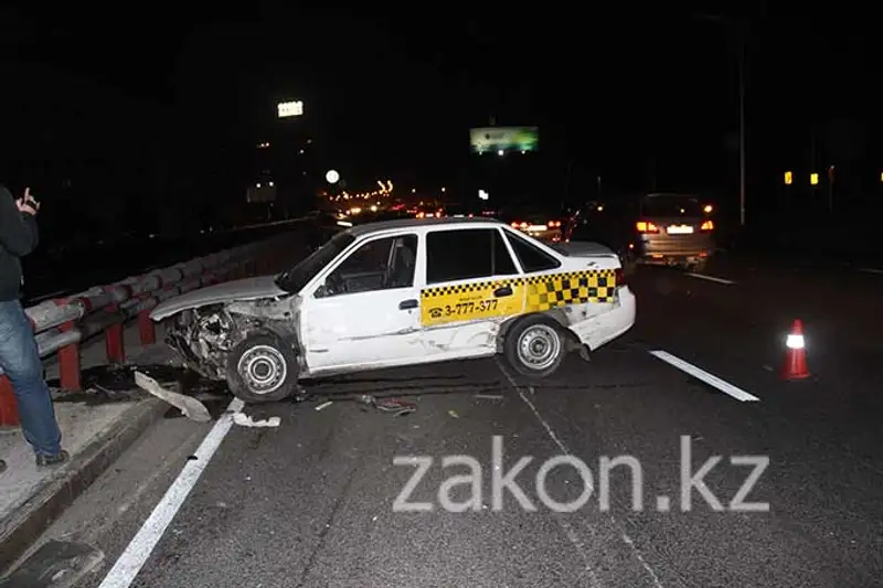 Две машины такси протаранил пьяный водитель Мерседеса в Алматы (фото) Две машины такси протаранил пьяный водитель Мерседеса в Алматы (фото), фото - Новости Zakon.kz от 18.11.2013 20:48