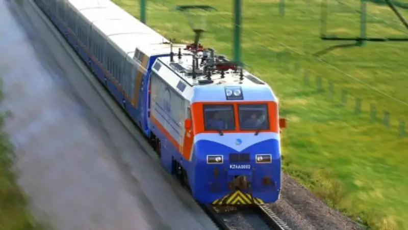 За провоз пассажиров на багажных полках поезда накажут виновных