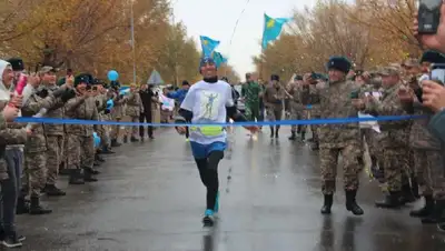 Военнослужащий пробежал 350 км за двое суток и попал в Книгу рекордов Казахстана, фото - Новости Zakon.kz от 27.10.2022 11:41