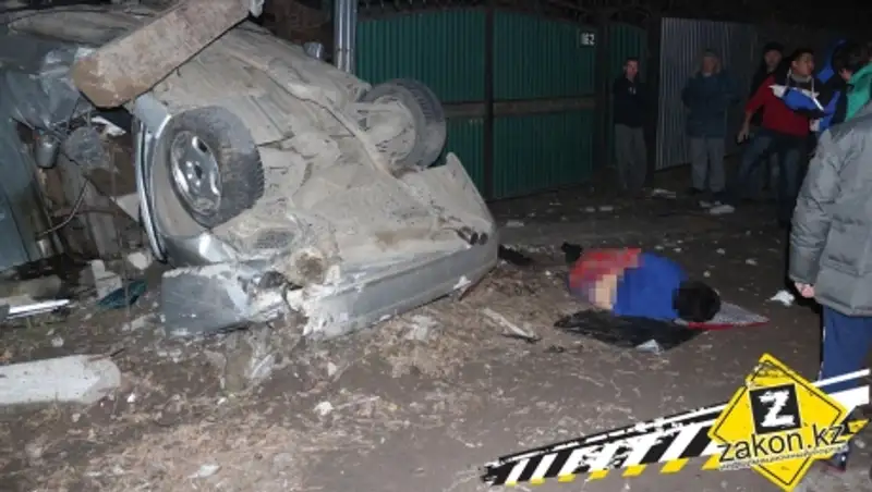 Под Алматы Мерседес перевернулся в воздухе и налетел на забор, погибла женщина