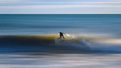 серфер, спасатели, фото - Новости Zakon.kz от 08.07.2023 11:43