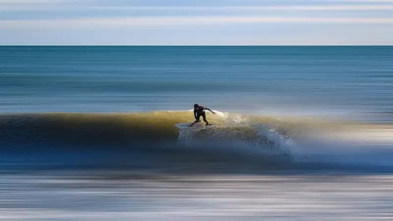 Двух серферов спасли в Каспийском море