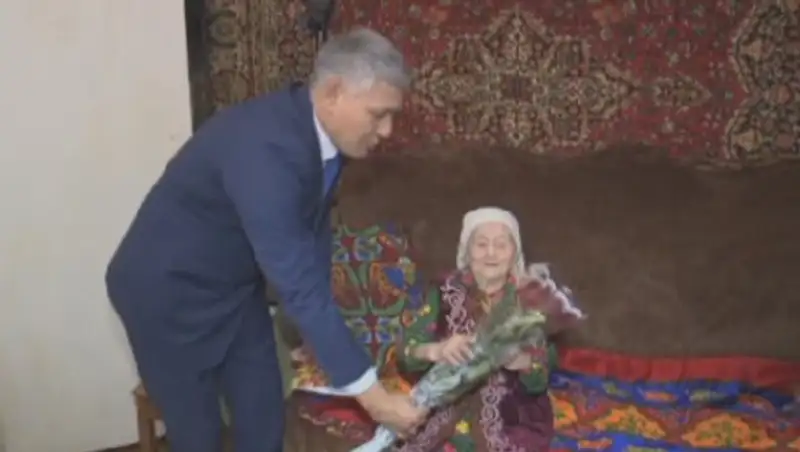 104-летнюю долгожительницу поздравили с 8 Марта
