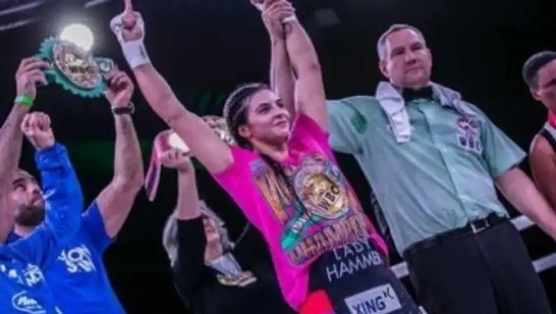Непобежденная уроженка Казахстана защитила титулы WBC и WBO