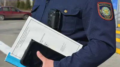 Конфликт между полицейским и пьяным пассажиром обсуждают в Казнете, фото - Новости Zakon.kz от 13.06.2023 16:47