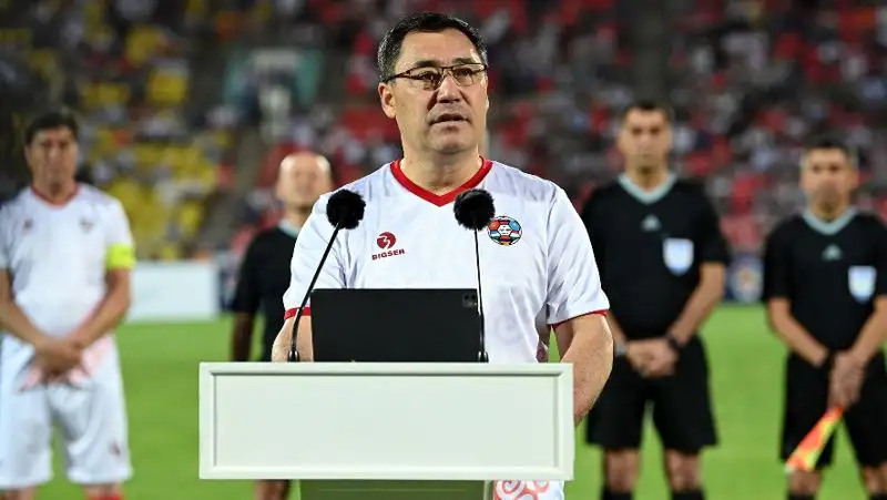 Президент Кыргызстана забил 2 гола на матче легенд футбола в Бишкеке