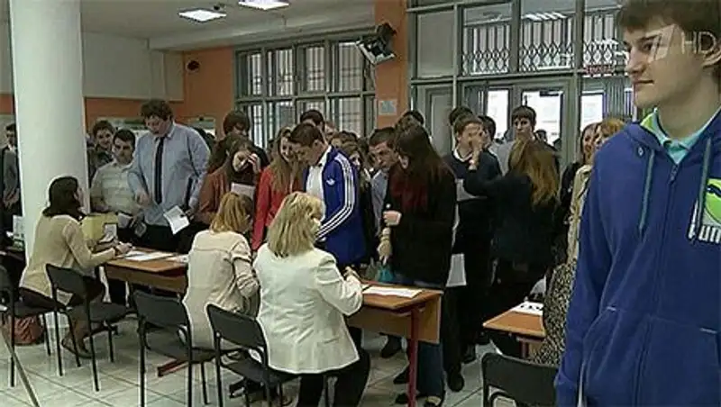 Российские школьники сдают ЕГЭ по физике и иностранным языкам
